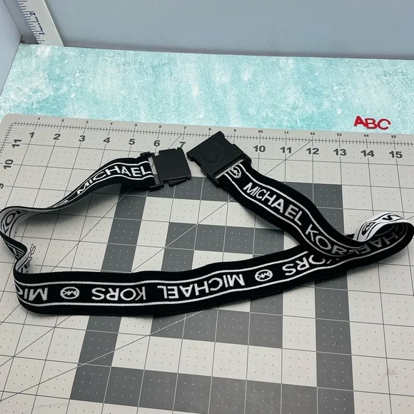 Michael Kors reversible Black and White Belt - Picture 5 of 6